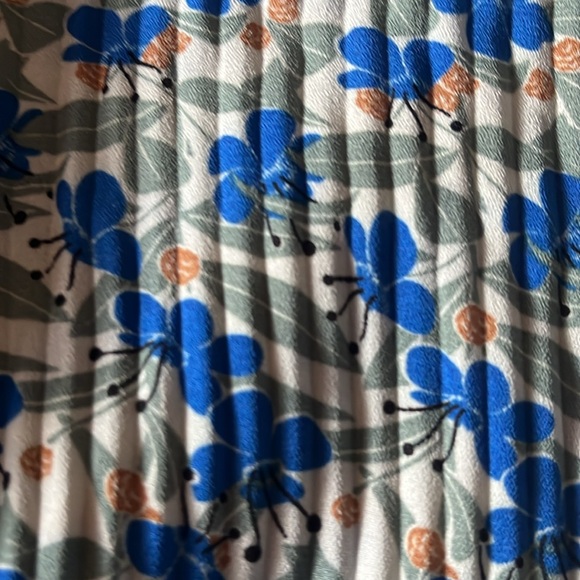 Max Studio’s Blue Floral Top- Size 1X - Picture 4 of 7